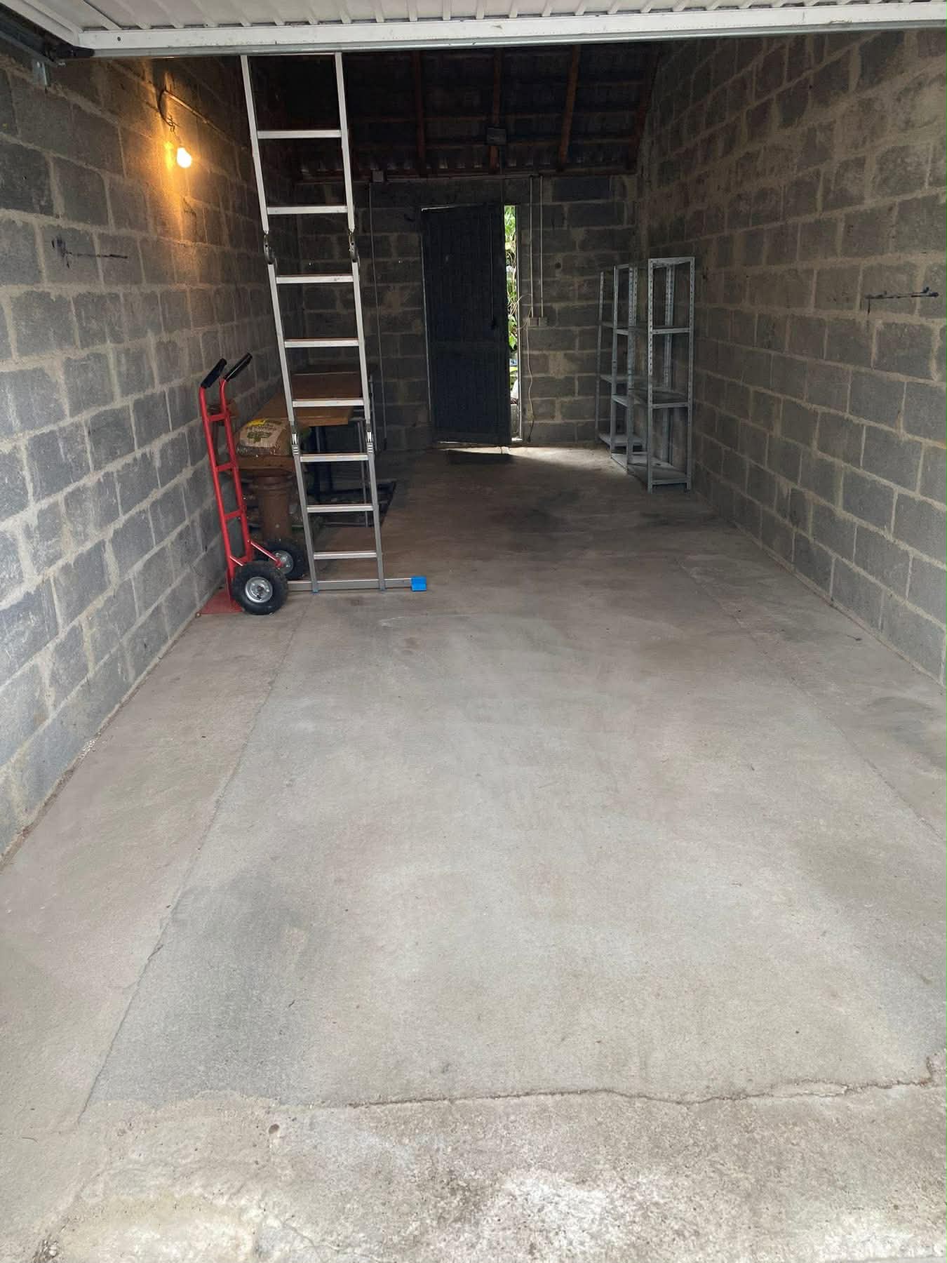 Après débarras maison - pièce vide et propre