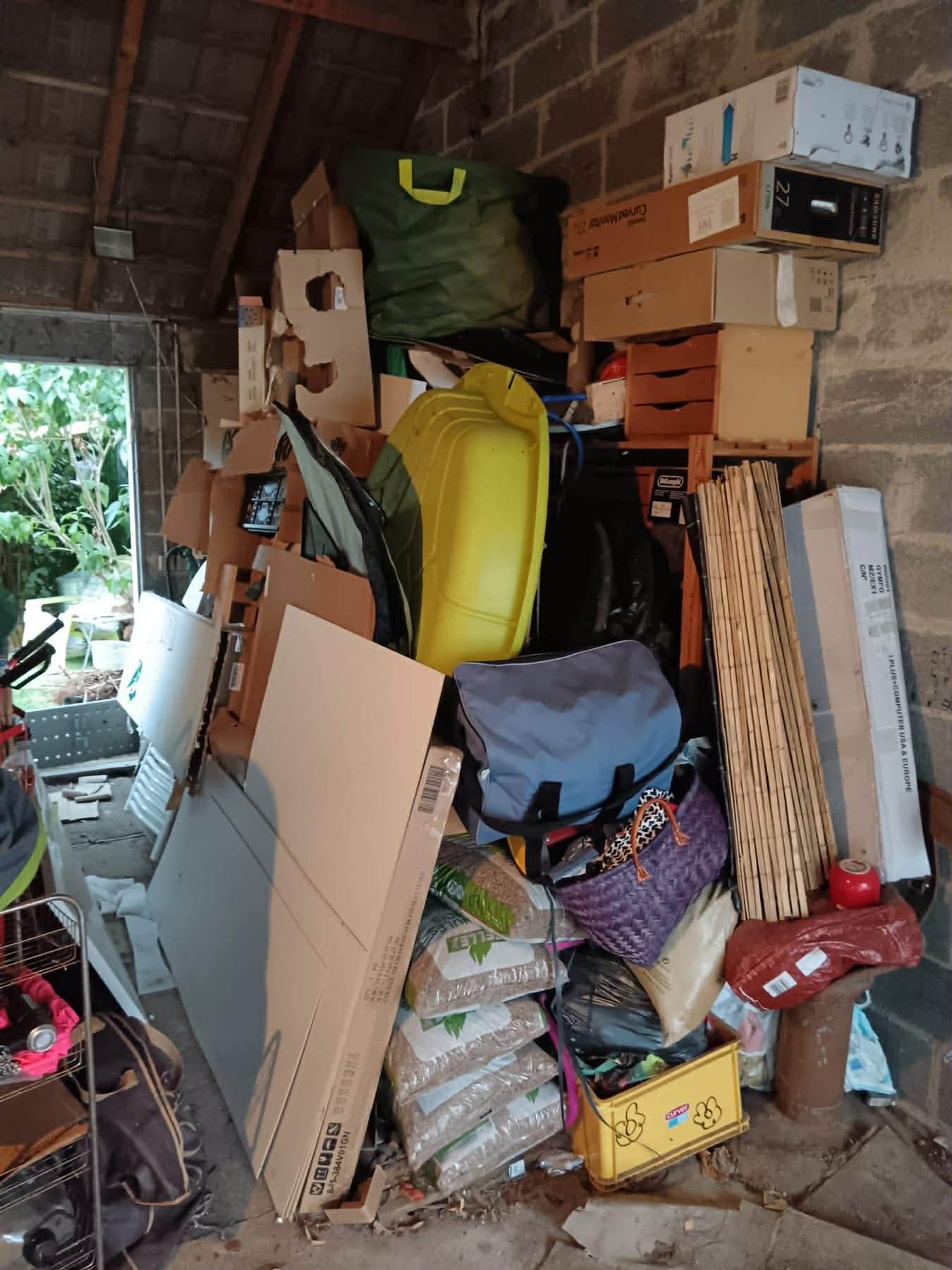 Avant débarras maison - pièce encombrée